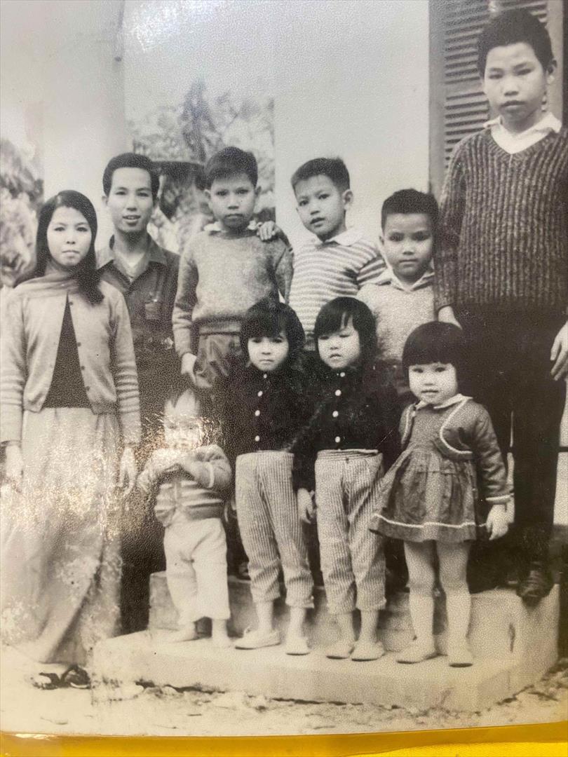 小時的越南河內住家，左一二為其父母，右起三上為范庭詩。