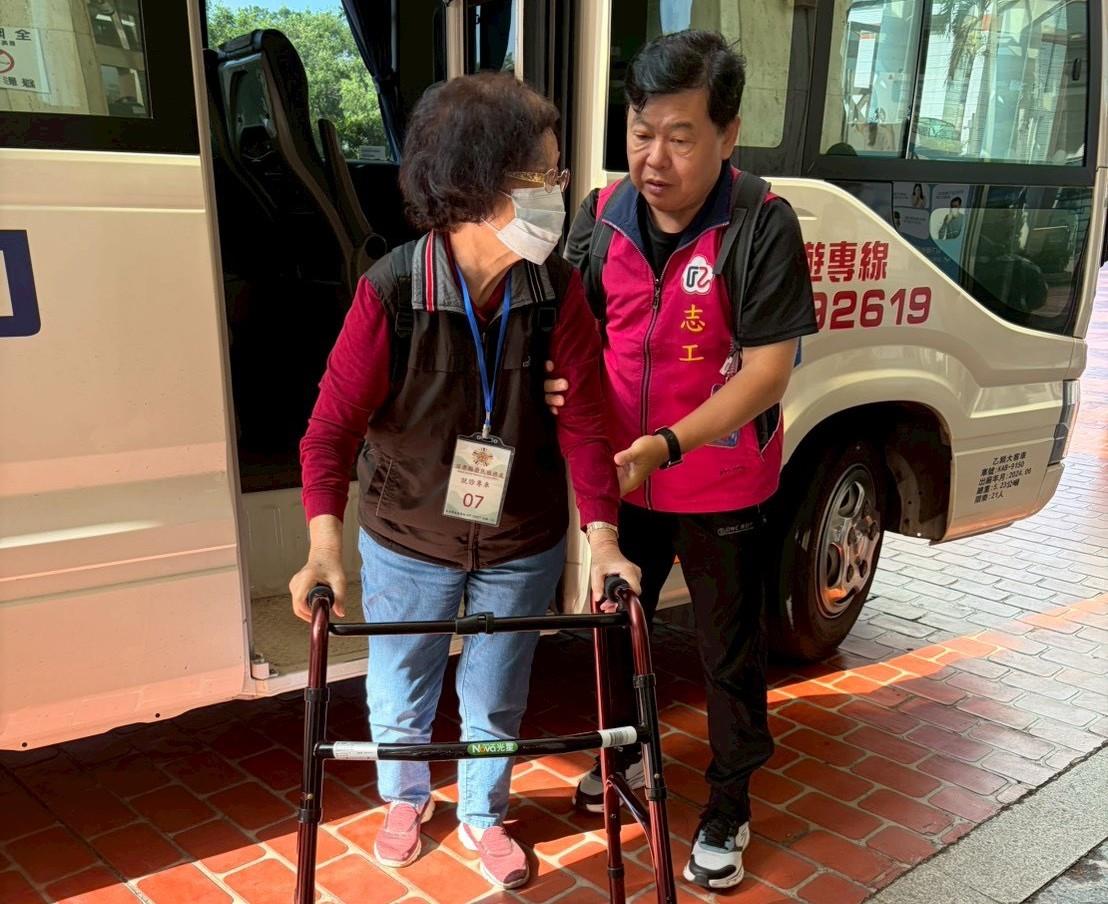 黃幸一（右一）協助榮眷上下就診專車