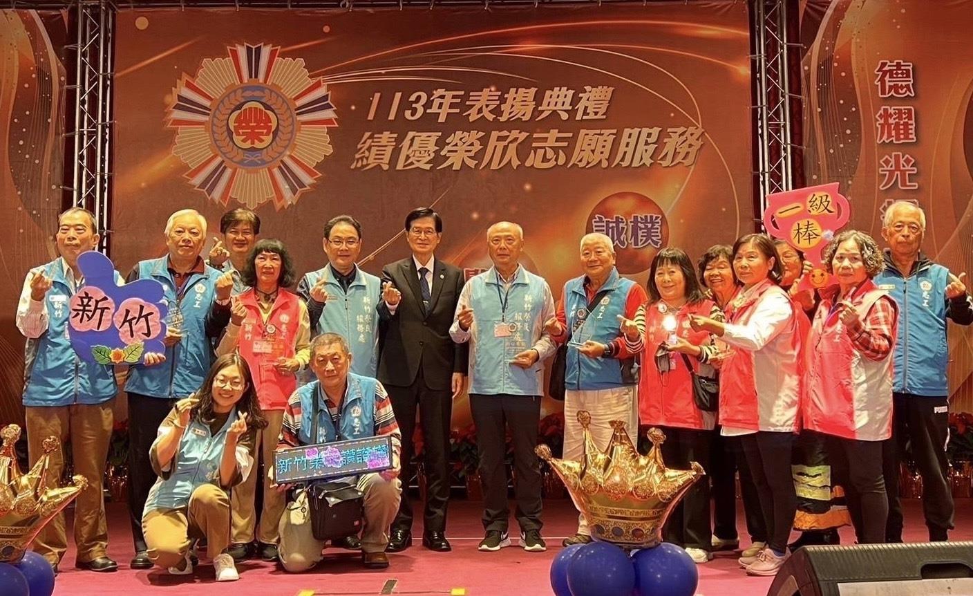 譚朝璋先生於輔導會績優榮欣志願服務表揚典禮接受表揚照片