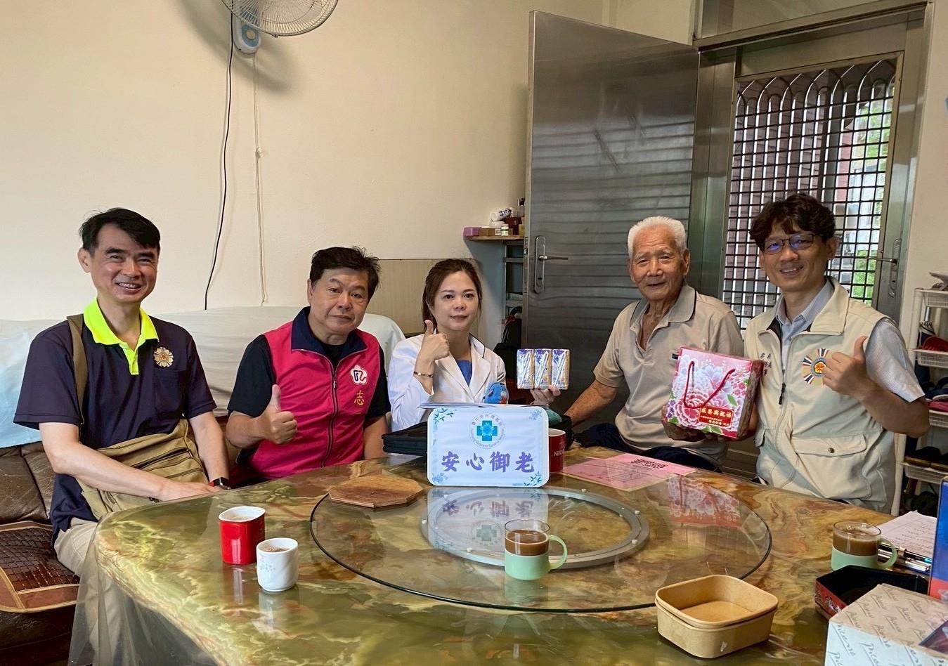 黃幸一（左二）協助臺中榮民總醫院個管師醫療關懷榮民