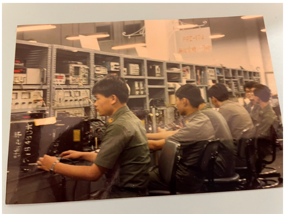 民國76年內壢陸軍通信基地處：范文芳先生（左一）專業訓練無線電機PRC-174。