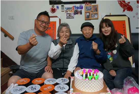 慶祝晏紫微（右2）伯伯百歲活動全家福
