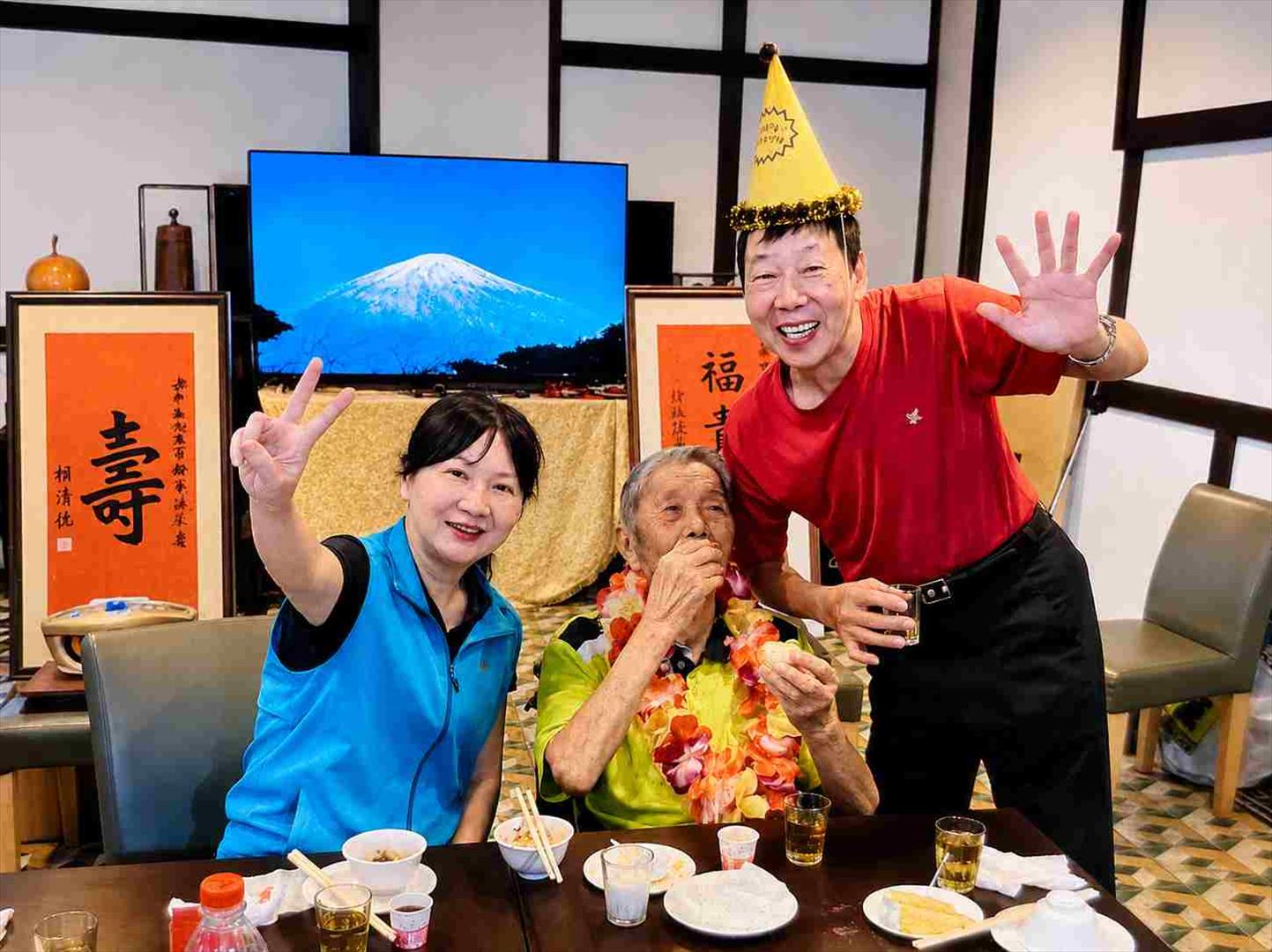 郭芳溢先生與處長參加榮民百歲慶生活動。