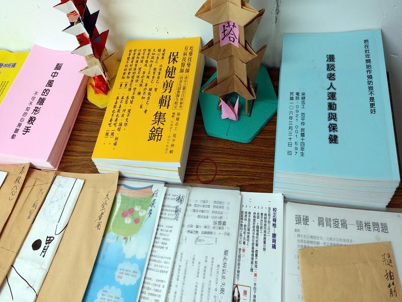 范平仲伯伯自費印製《漫談老人運動與健康》手冊，分享簡單實用的保健運動與按摩方法，分送給同仁與住民閱讀。