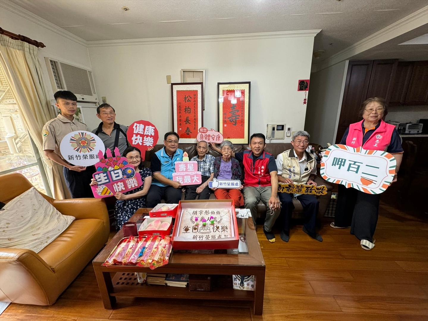 鞠處長（左四）與黃彥翔里長（右三）、北區後備軍人輔導中心周俊偉主任（右二）及家屬開心合影
