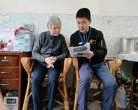 臺北市榮民服務處社工員蘇明賢進行「榮民文化網」家庭訪視。