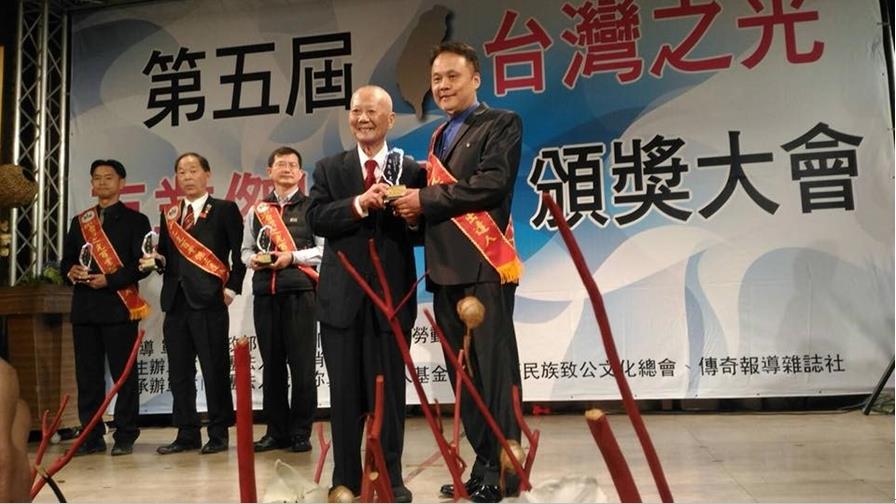 吳長興（右）榮獲傑出專業達人獎由台灣之光百業達人選拔委員會前行政院資政（左）進行頒獎