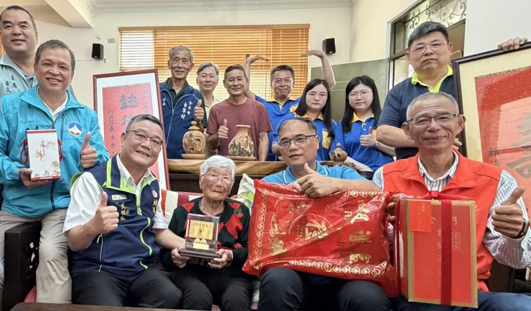 劉信義處長 （坐左2）、吳增允執行長（坐右1）及李錫滃秘書（坐左1）與壽星李許八奶奶（中）、李文良副縣長（坐右2）合影。