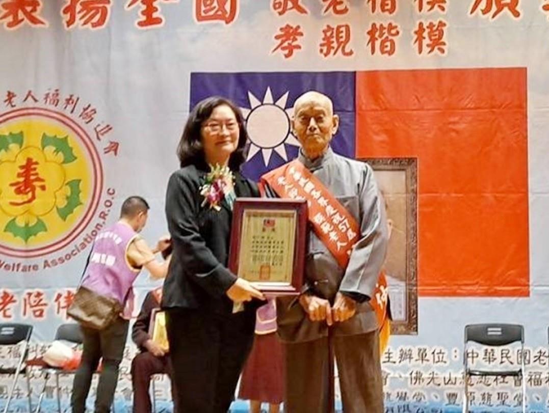 范平仲伯伯111年榮獲中華民國老人福利協進會第57屆「全國模範老人獎」