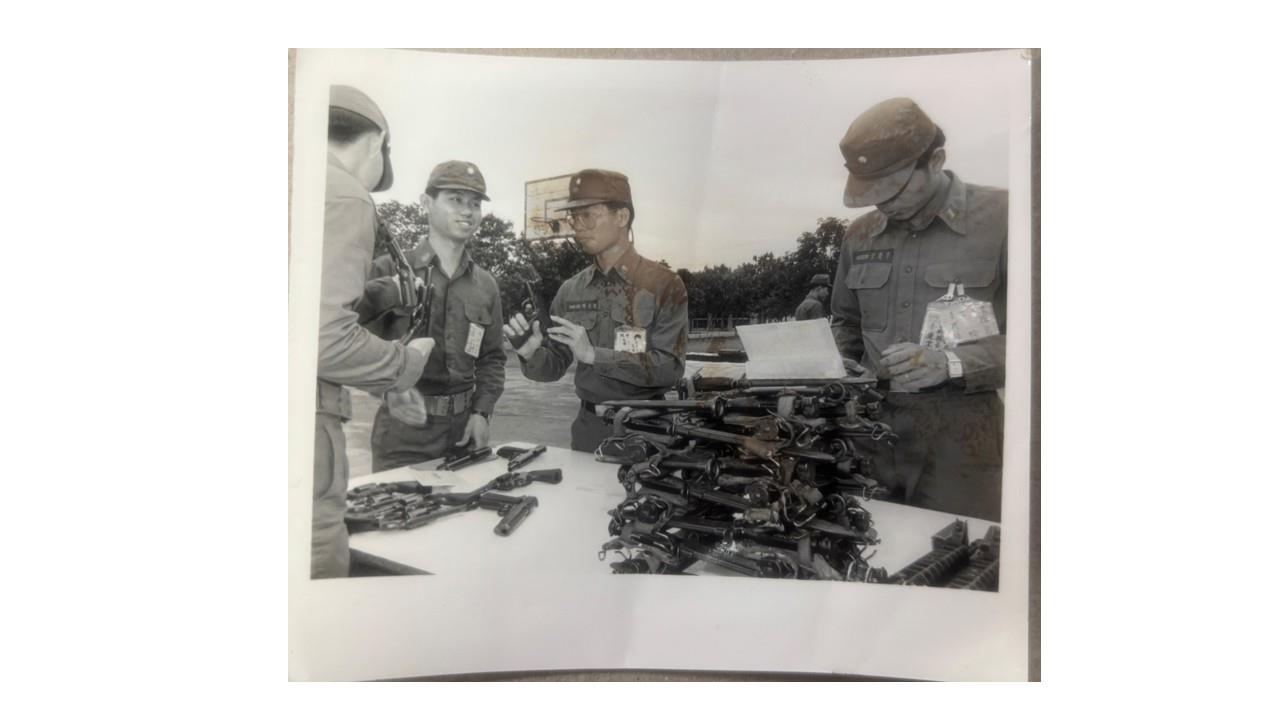 陳光輝（中）擔任八軍團軍團裝備檢查輕兵器檢查官