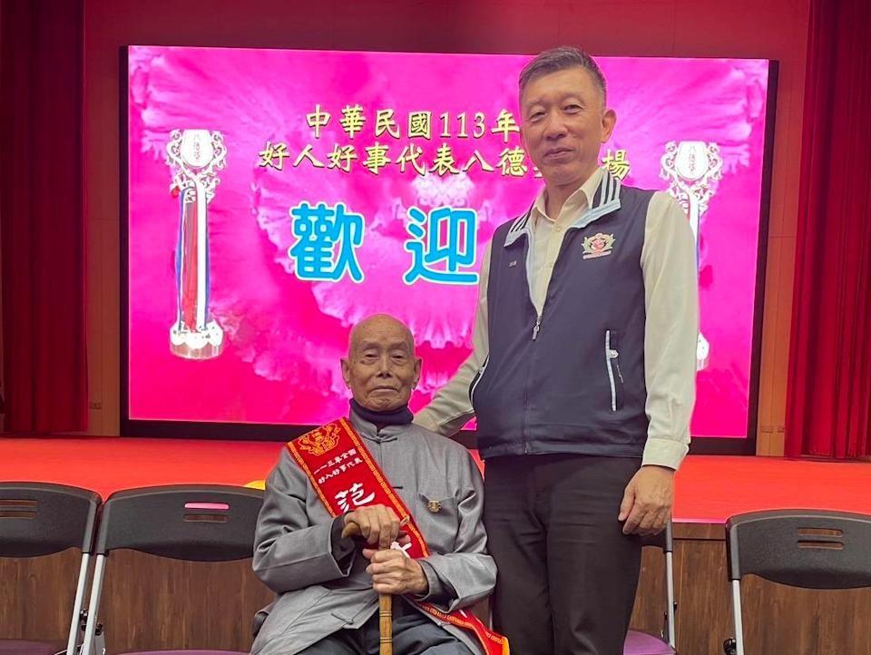 范平仲先生榮膺113年全國好人好事「八德獎」，由榮家楊欽昌輔導員陪同出席領獎。
