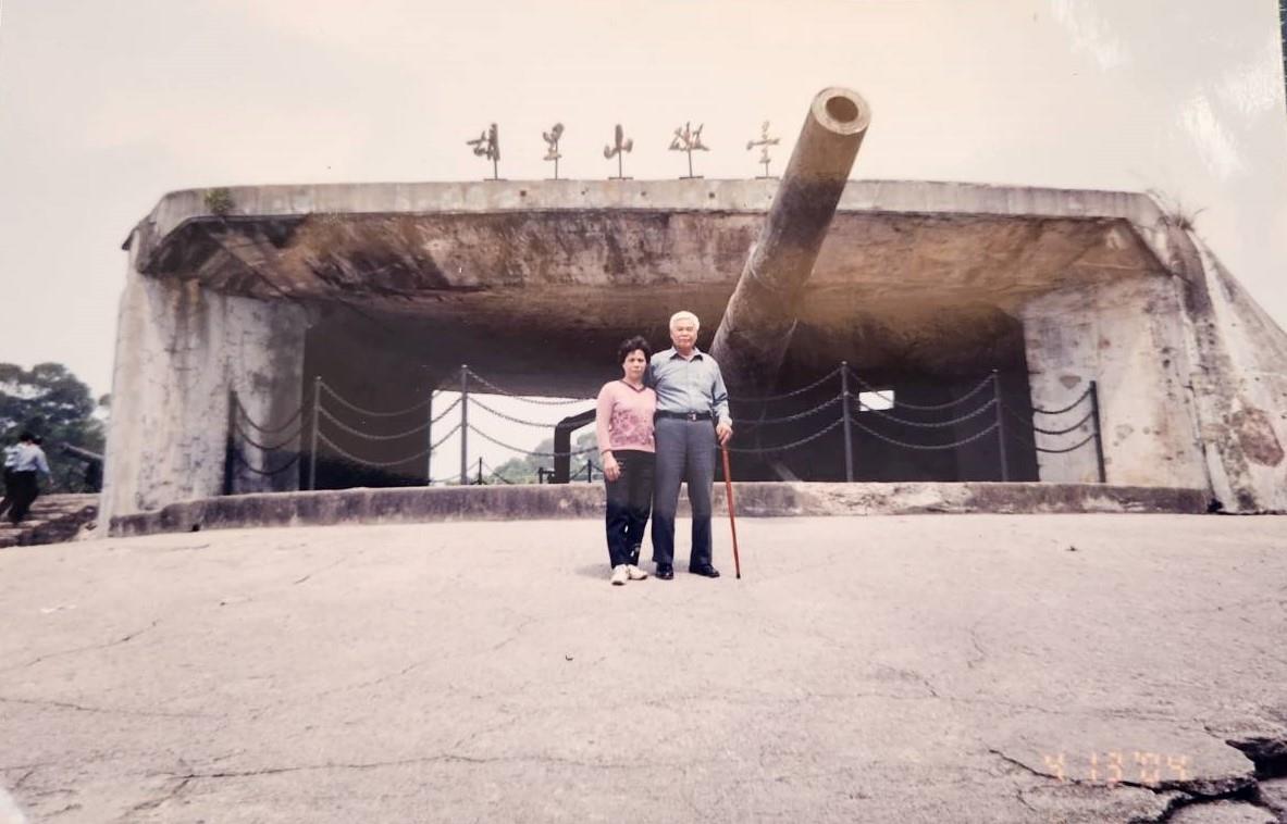 百歲榮民魏耀華伯伯夫妻鶼鰈情深，攝於廈門胡里山炮台