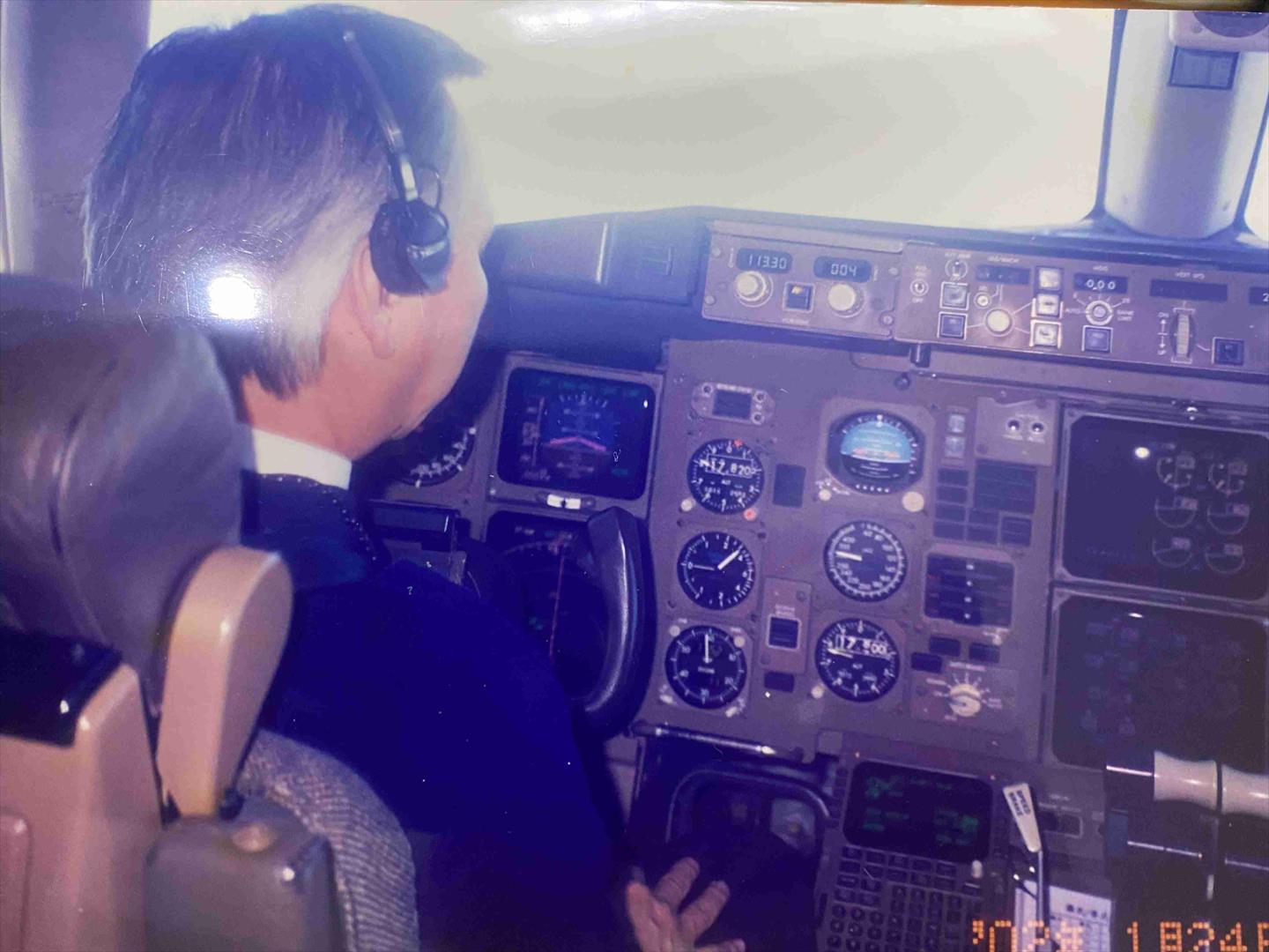 擔任機長位在波音737-800駕駛艙