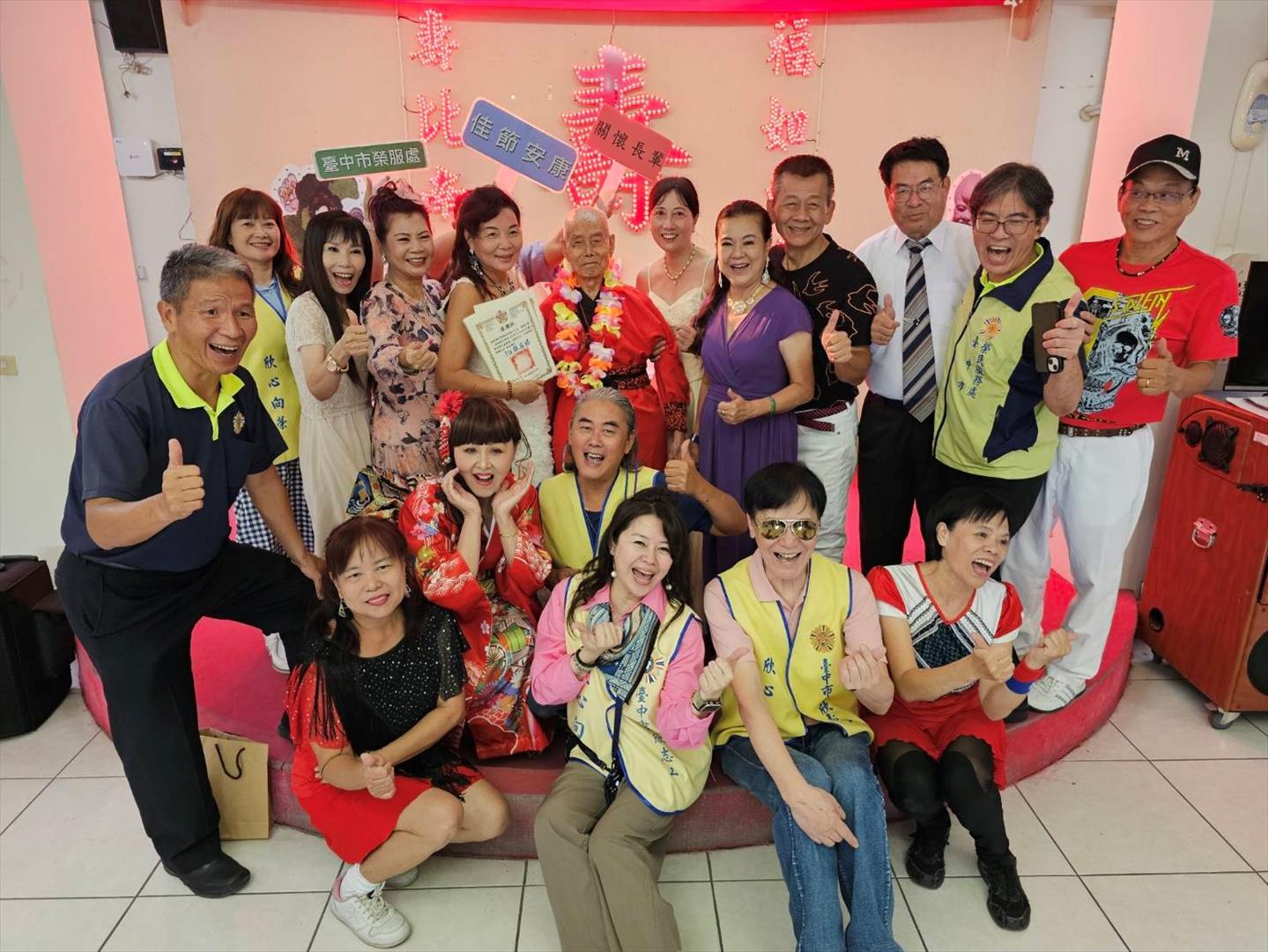 范平仲百歲慶生彰化榮家邀請雅純公益樂團演出，時任台中榮服處陳宗貴處長亦率榮欣志工團隊一同道賀。