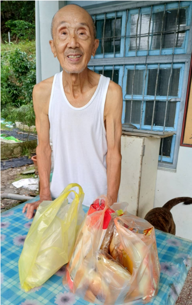 受災榮民感受關懷的微笑