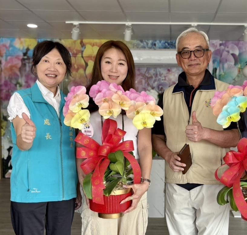 陳副主任委員參訪雅盛蘭花與處長及黃敏寧女士合照
