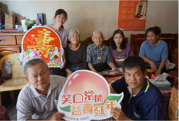 鮑阿能（後排左3） 伯伯全家福照片