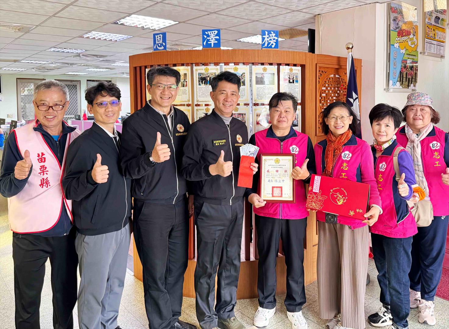 黃幸一（右四）捐贈向學子女認養金