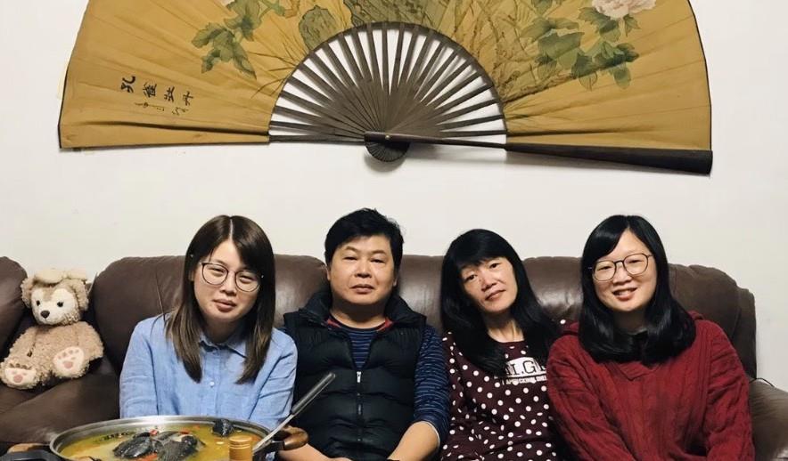 黃幸一（左二）全家福。