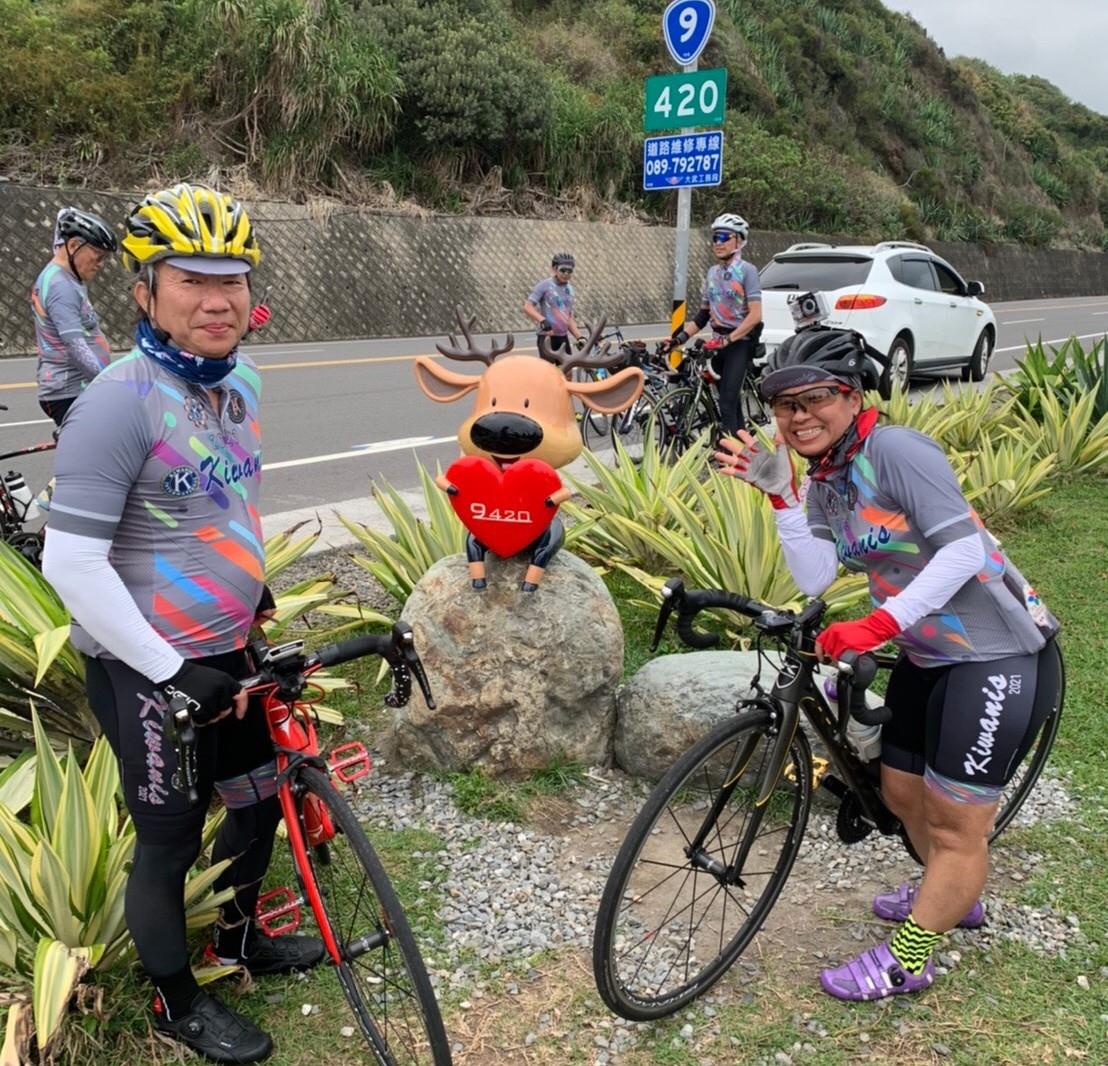 陳偉裕與妻於台9線420公里處合影