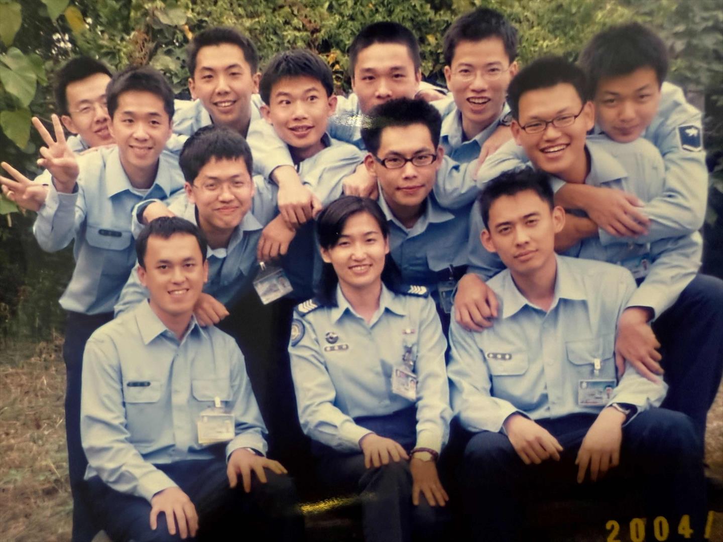 許蘭君女士（中）任職測考中心教官與學員生合影