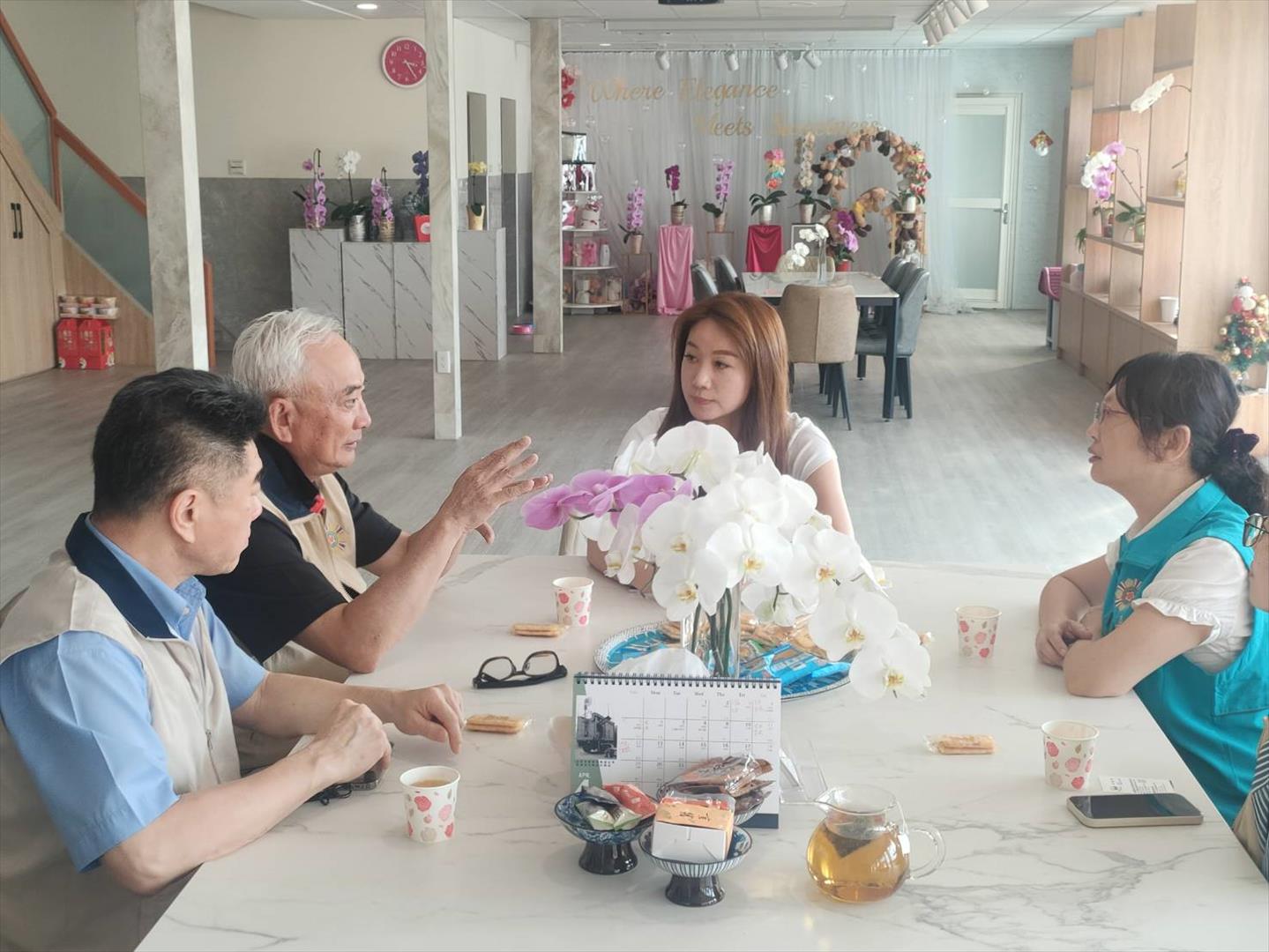 陳副主任委員參訪雅盛蘭花與處長及黃敏寧女士合照。
