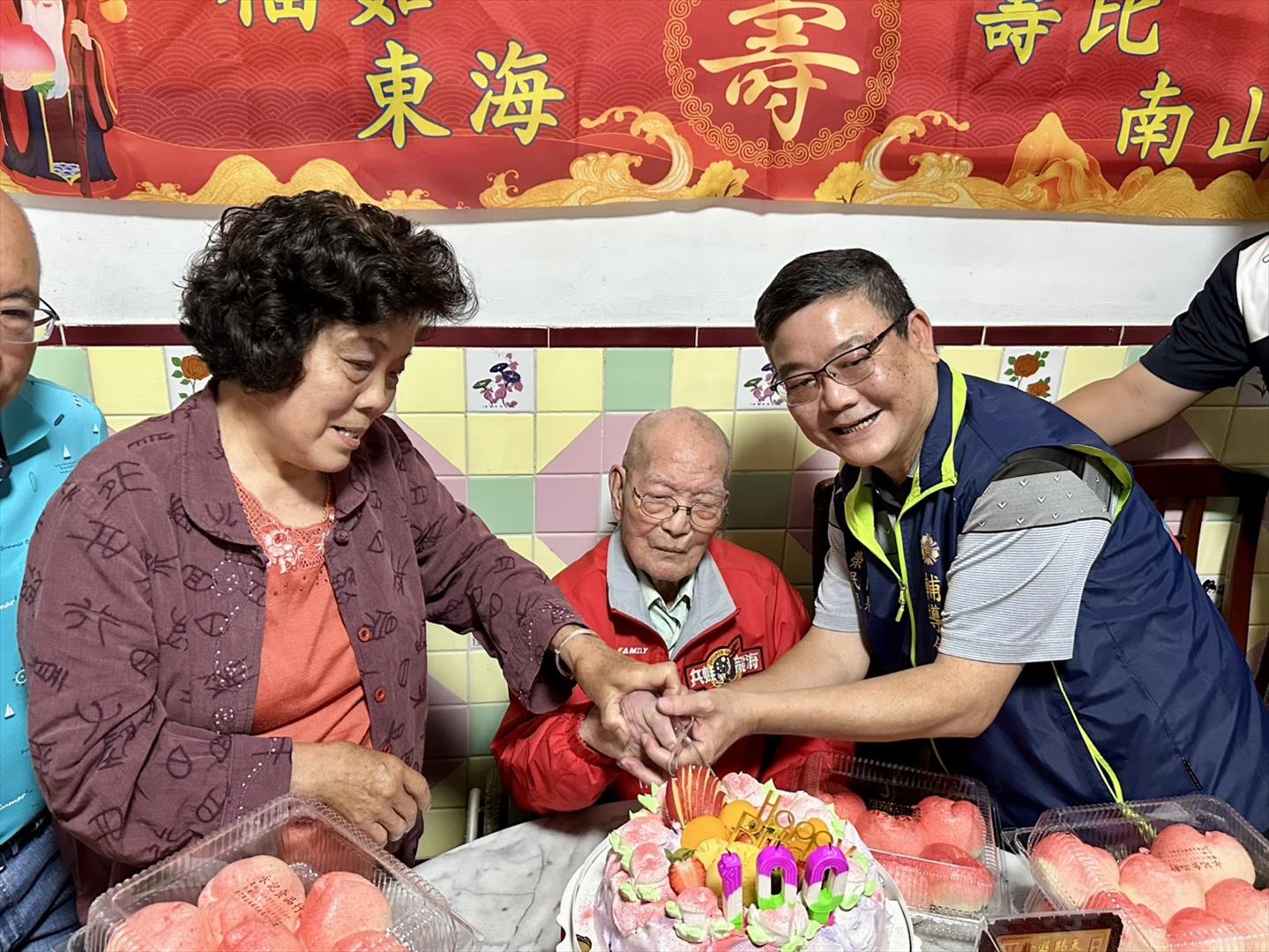 蔡滄平爺爺之女（左1）蔡滄平爺爺（中）、金門縣榮服處劉信義處長（右1）。