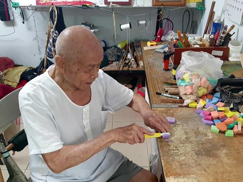 范平仲伯伯於保健小站運用廢棄回收物製作各式保健小物