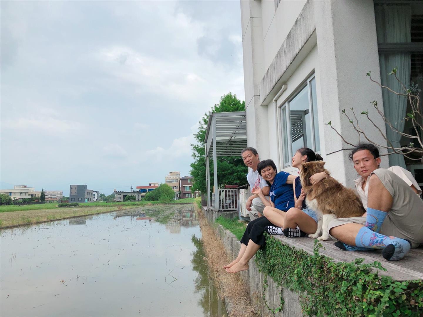 陳偉裕全家出遊合影