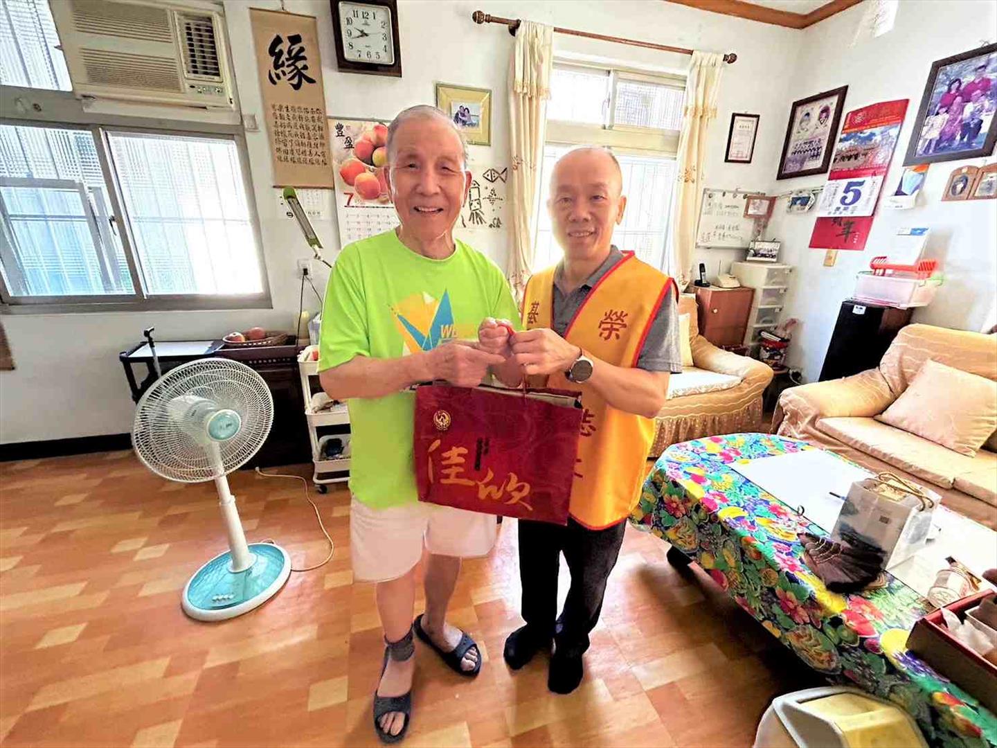 擔任榮欣志工（右1）訪視榮民，致贈愛心物資關懷慰問