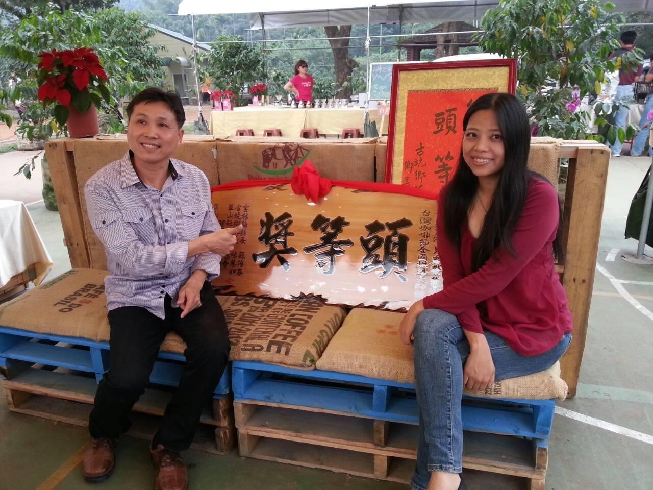 陳俊源先生（左）榮獲2013年台灣咖啡節全國烘焙大師頭等獎。