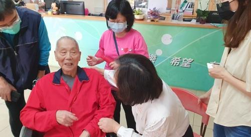 家主任探視關心曾憲雲伯伯