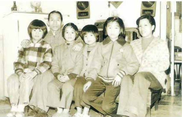 民國60年，滕興傑老先生全家在憲光二村眷舍客廳合影。