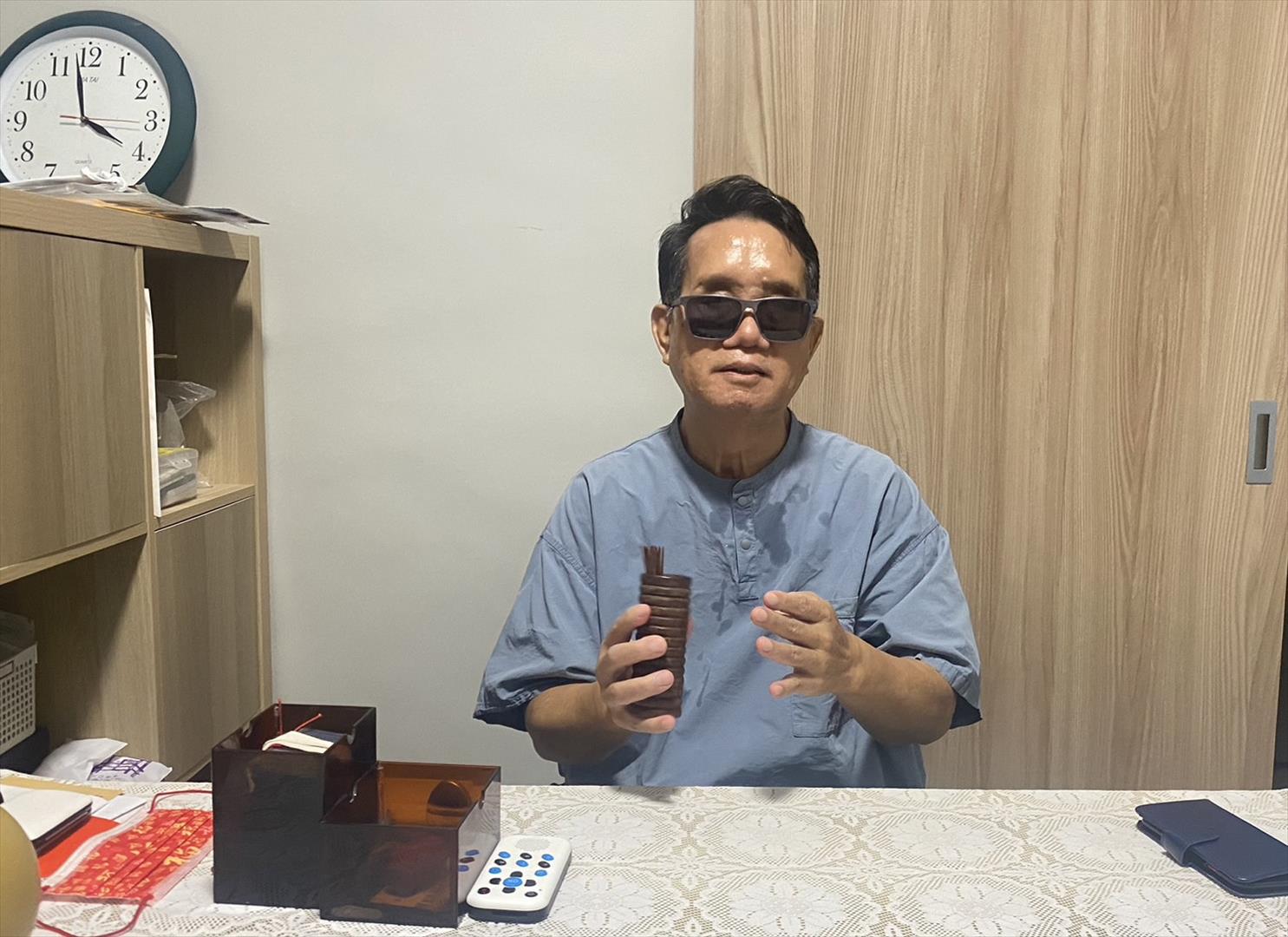 張添福先生在工作室算命照片