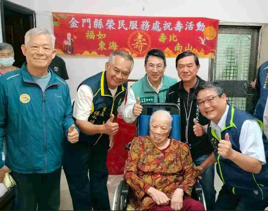 楊雨川里長（左2）黃翠念奶奶（中）、金門縣榮服處劉信義處長（左4）。