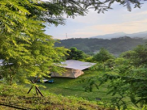 黃成銓先生提供部份農場土地供客人露營-2。
