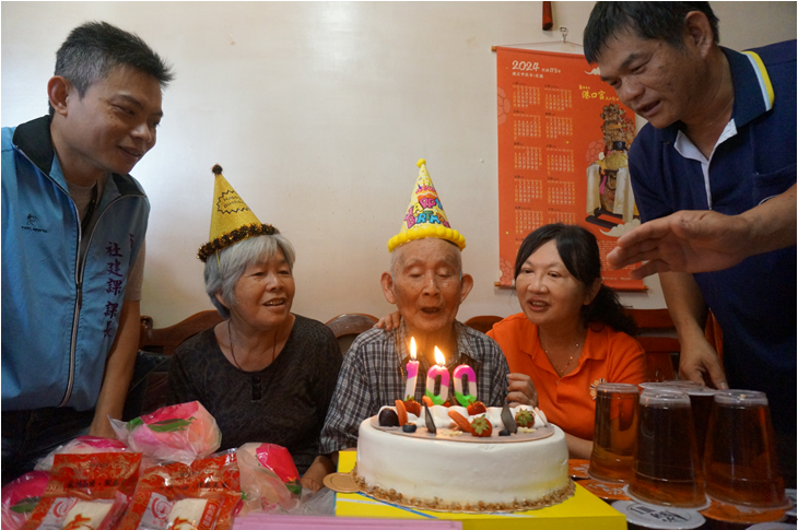 慶祝鮑阿能（左3） 伯伯百歲活動