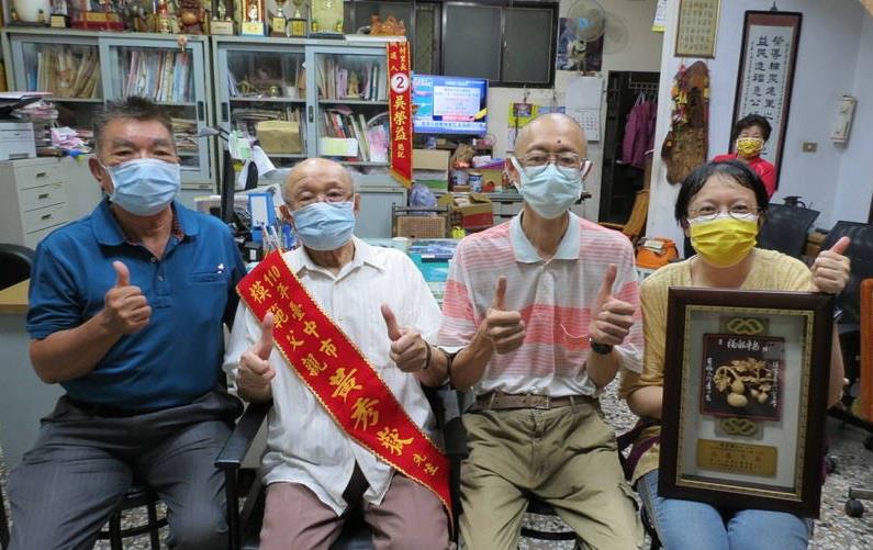 鄭經華（右2）之養父黃秀嶽（左2）榮獲110年臺中市模範父親