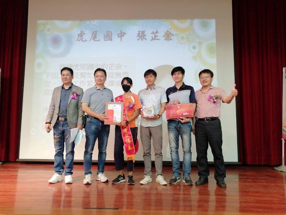 參加「大成商工孝行楷模」活動，李祖光（左2）頒發獎金給年度獲獎同學