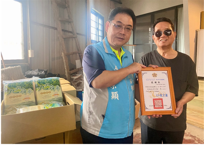 張添福先生113年捐贈善心物資，獲頒感謝狀照片
