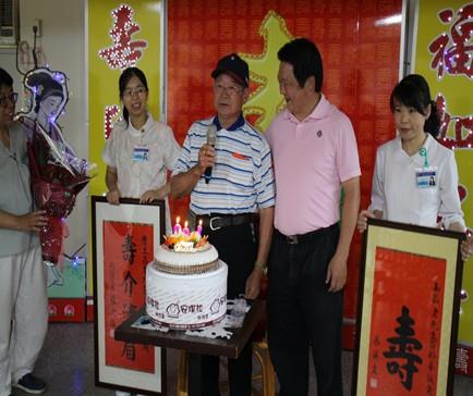 曹爺爺開心慶祝百歲