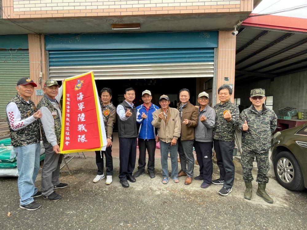 李祖光（右4）陪同前副總長潘進隆中將慰問「陸戰隊翻舟官兵遺眷」