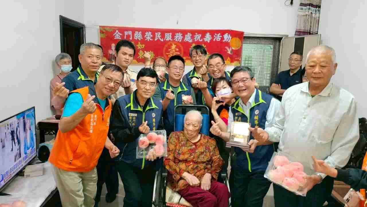 金門榮服處副處長彭致和（左2）黃翠念奶奶（中）、金門縣榮服處劉信義處長（左4）。