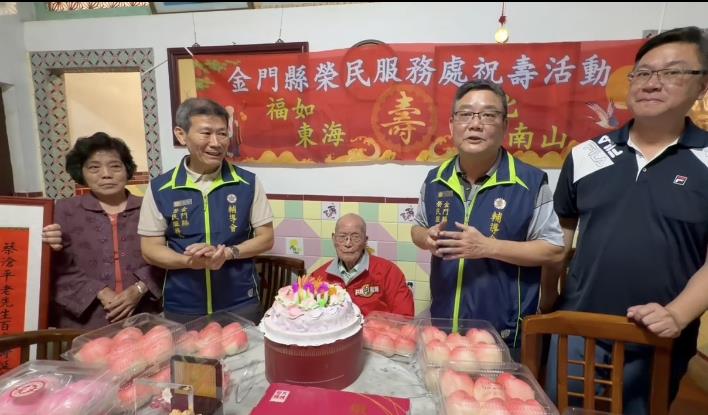 蔡滄平爺爺之女（左1）金門榮服處總幹事（左2）蔡滄平爺爺（中）、金門縣榮服處劉信義處長（右1）。