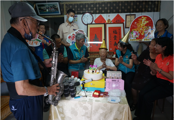 慶祝傅水興（右4）爺爺百歲活動