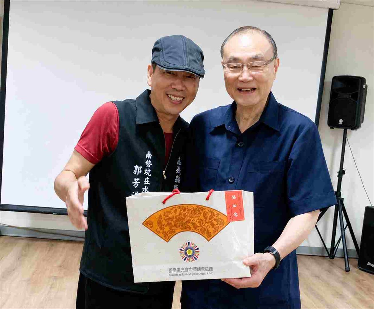 郭芳溢先生與馮前主任委員合照。