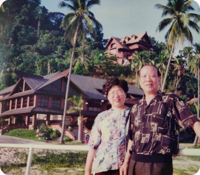 陳道翰前廠長（右）早年與家人出遊照。