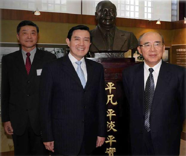 高主委陪同馬總統與吳伯雄先生參觀特展