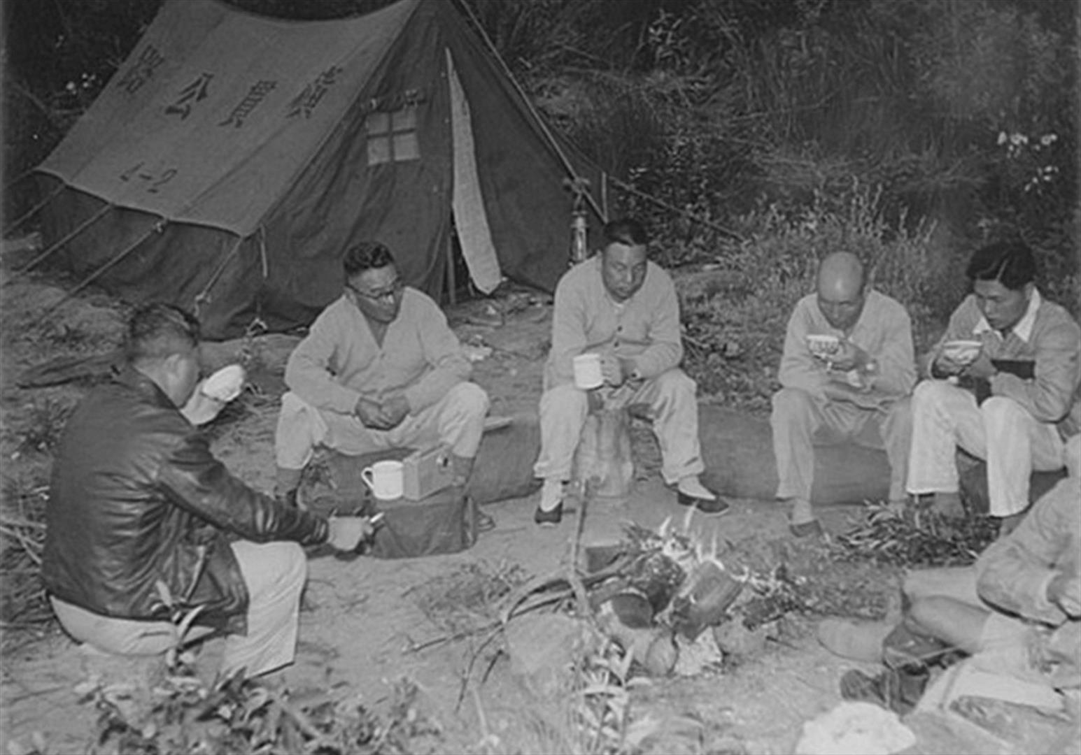民國45年6月29日「中部橫貫公路」勘察行程，輔導會代主任委員經國先生與隨行成員於途中就地野營過夜之景。
