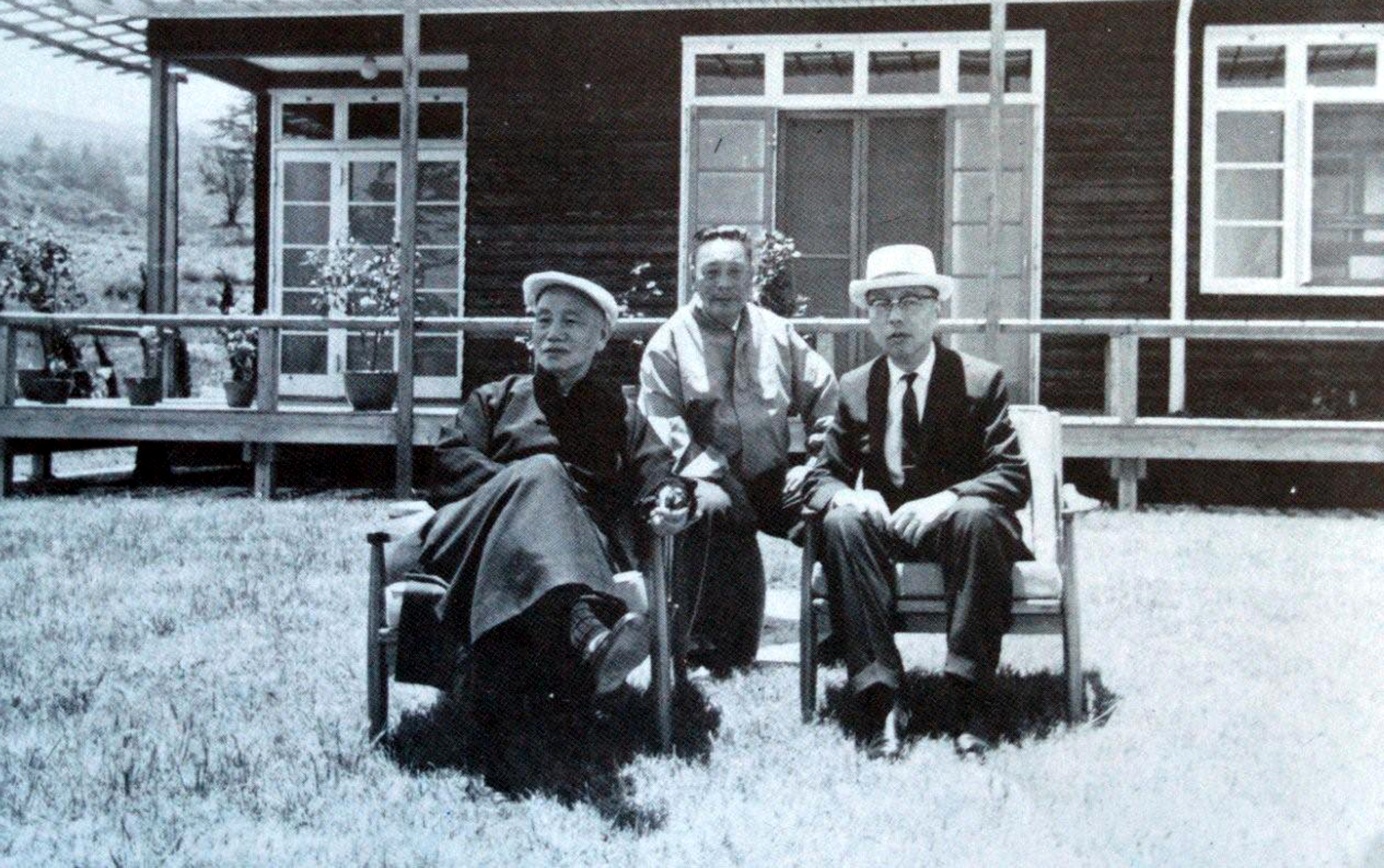 民國53 年7 月23 日總統蔣公，偕行政院長嚴家淦、國防部副部長經國先生等，視察「福壽山農場」，並於福壽山莊前的庭園內小聚。
